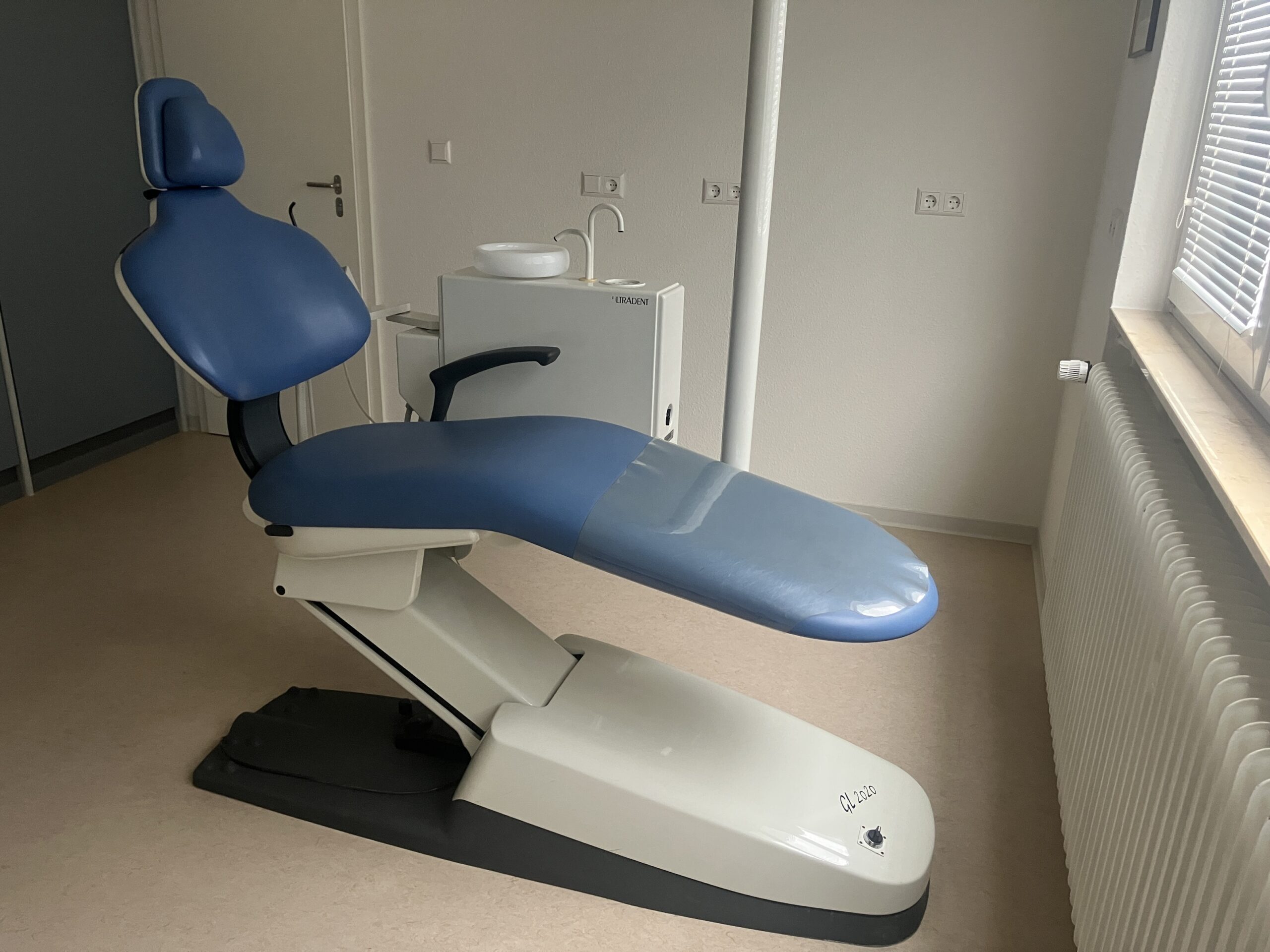 Ultradent Patientenstuhl GL 2020 inkl. Speifontäne U 737-94 und Dentalleuchte U 2000 | 409609