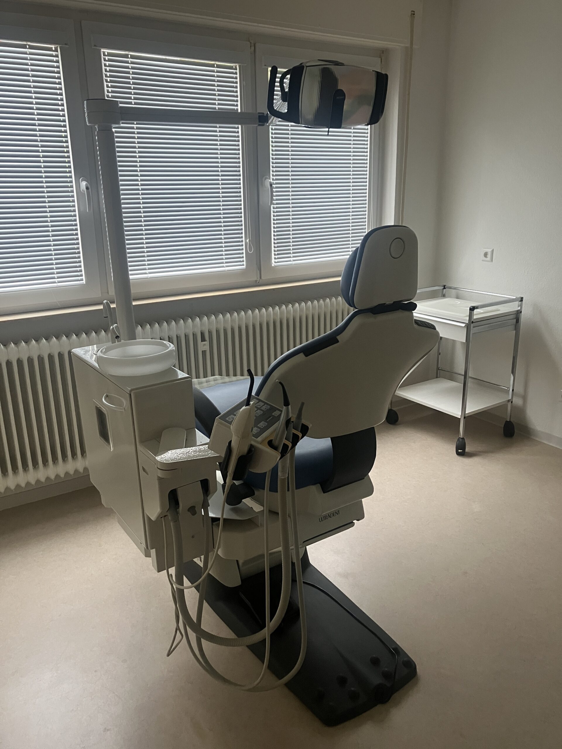 Ultradent Patientenstuhl GL 2020 inkl. Speifontäne U 737-94 und Dentalleuchte U 2000 | 409610
